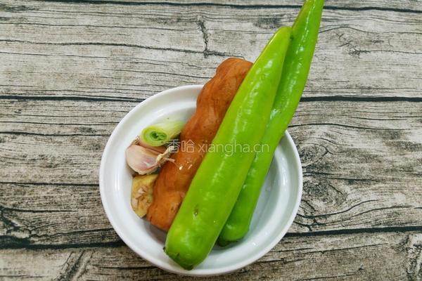 青椒炒素鸡的做法图解1
