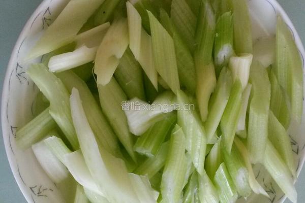 肉炒芹菜的做法图解2