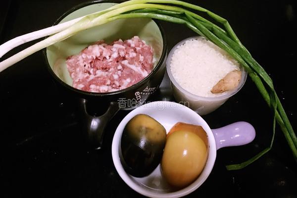 正宗皮蛋瘦肉粥的做法图解1