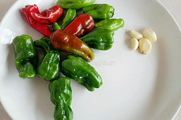 糖醋虎皮辣椒的做法图解1