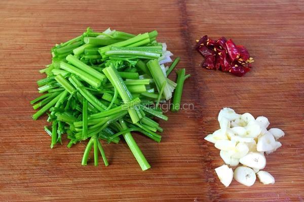 香干炒芹菜的做法图解3