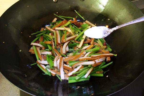 香干炒芹菜的做法图解7