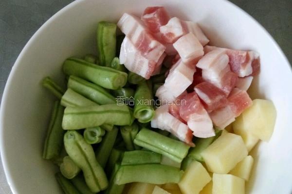 豆角土豆焖饭的做法图解1