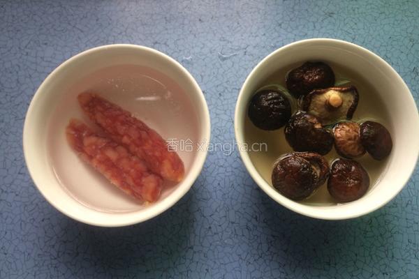 香菇腊肠焖饭的做法图解2