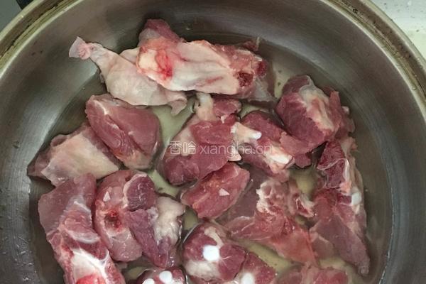白萝卜豆腐排骨汤的做法图解1
