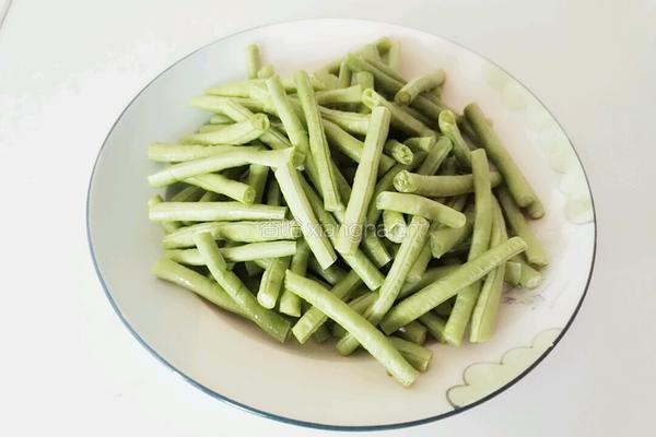 豆角炒香肠的做法图解2