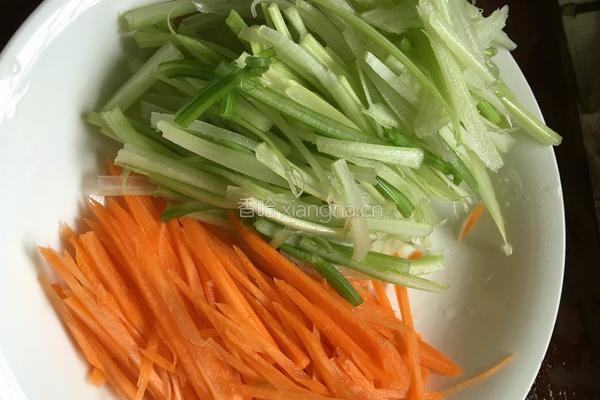 胡萝卜炒香芹的做法图解3