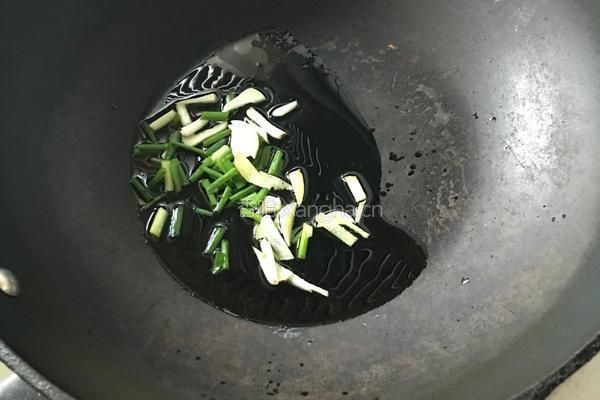 胡萝卜炒香芹的做法图解4