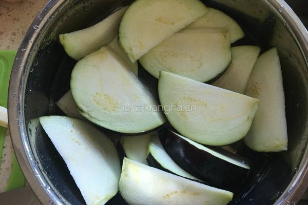 蒜汁茄条的做法图解2