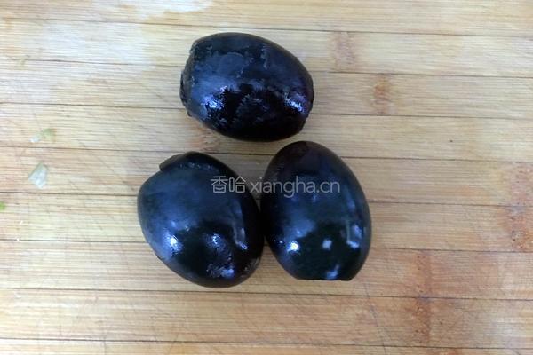 青椒拌皮蛋的做法图解2