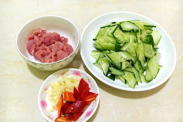 黄瓜炒肉的做法图解1