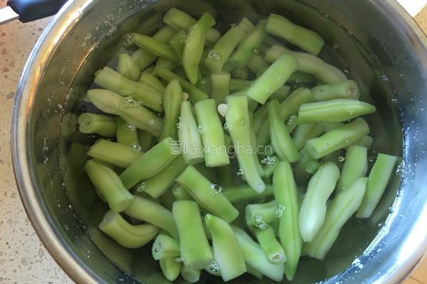 猪肉炒豆角的做法图解3