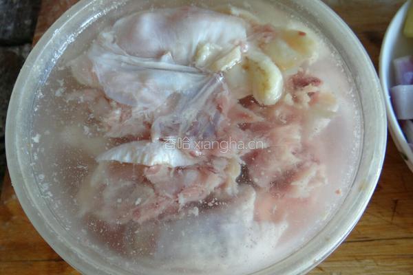 土豆炖鸡的做法图解1