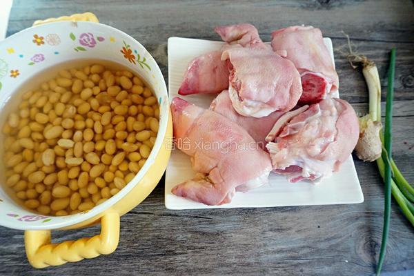 黄豆炖猪蹄的做法图解1
