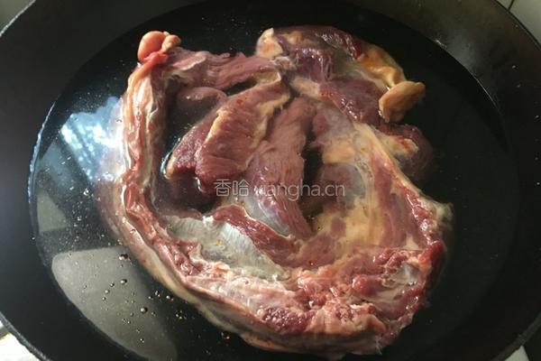 牛肉汤的做法图解1