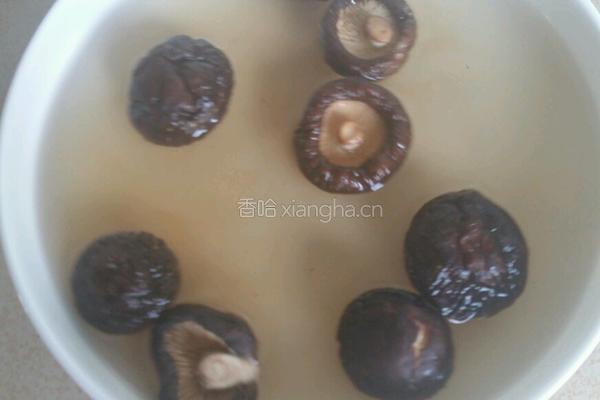 香菇腊肠饭的做法图解2