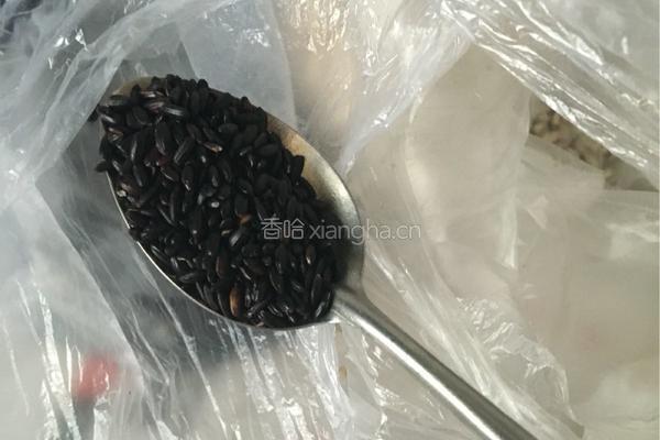 黑芝麻核桃黑豆糊的做法图解1