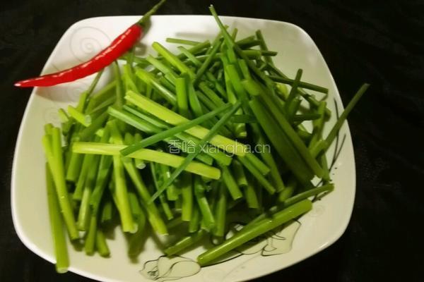 韭菜花炒青菱的做法图解2