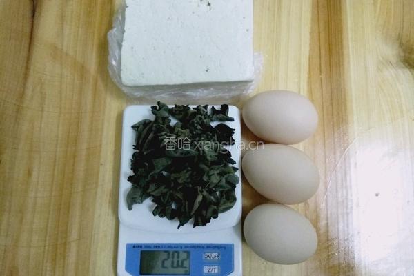 黑木耳老豆腐炒鸡蛋的做法图解1