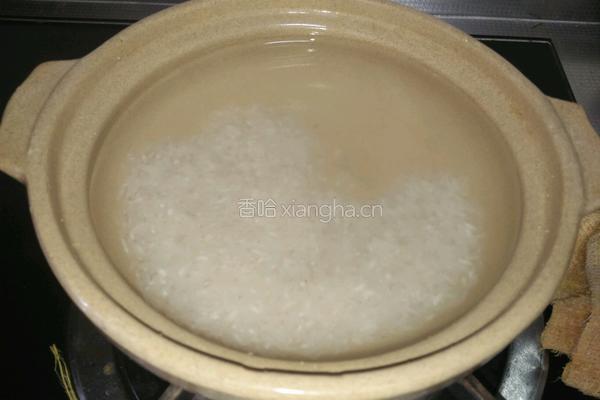 砂锅皮蛋瘦肉粥的做法图解2