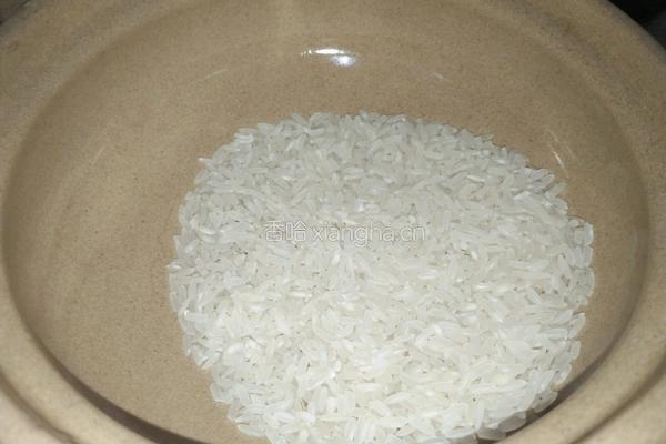 砂锅皮蛋瘦肉粥的做法图解1