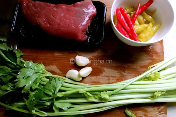 泡椒芹菜牛肉丝的做法图解1