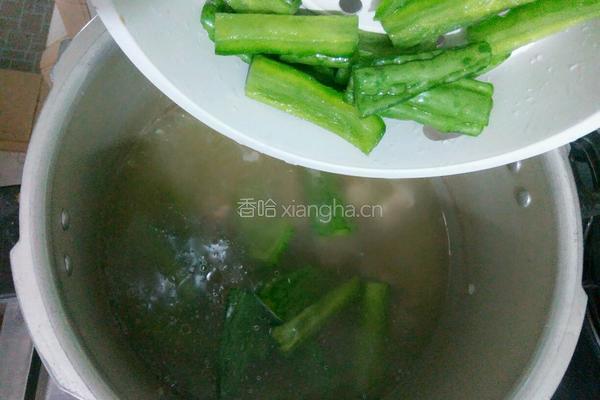 苦瓜黄豆排骨汤的做法图解5