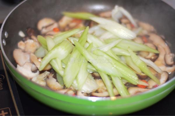 芹菜炒香菇的做法图解4