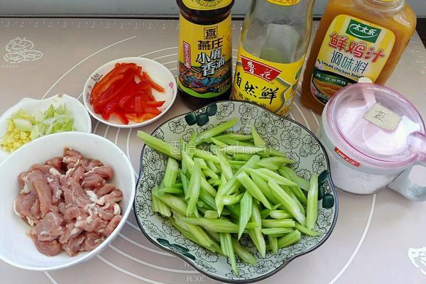 羊肉炒芹菜的做法图解1