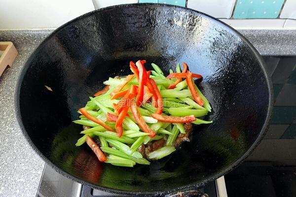 羊肉炒芹菜的做法图解7