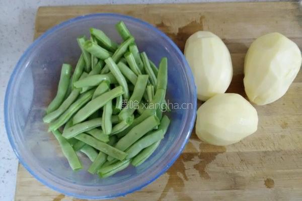 四季豆烧土豆的做法图解1