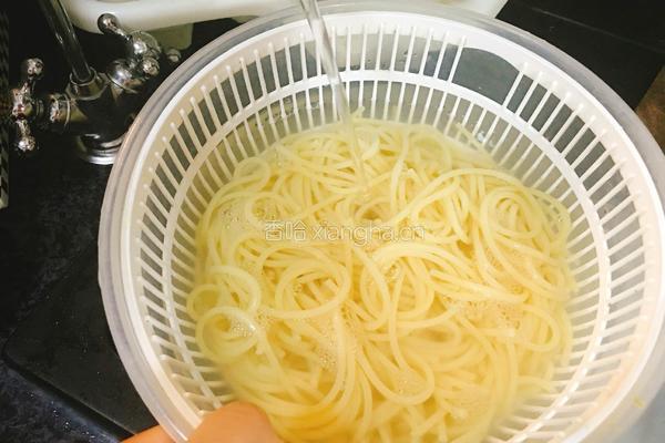 奶油培根蘑菇意面的做法图解7