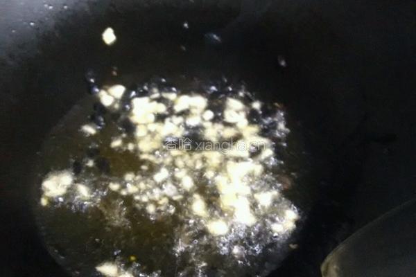 豌豆夹炒香肠的做法图解3