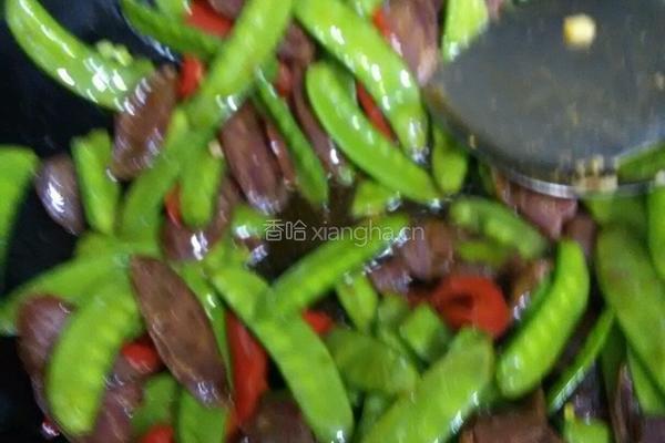 豌豆夹炒香肠的做法图解7
