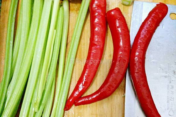 芹菜牛肉丝的做法图解1