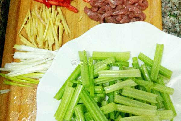芹菜牛肉丝的做法图解2