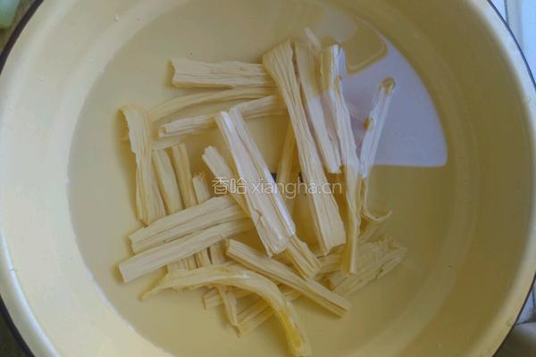 腐竹黄瓜清拌花生米的做法图解1