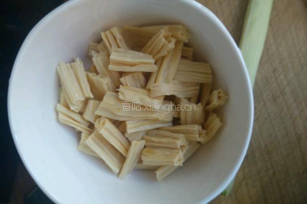 腐竹黄瓜清拌花生米的做法图解2