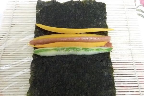 青瓜红萝卜火腿肠寿司的做法图解7