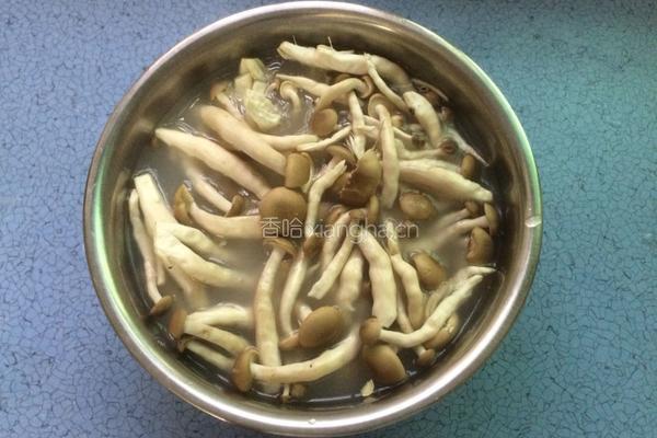 蟹味菇炒蛋的做法图解2