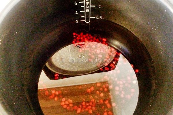红豆黑米粥的做法图解2