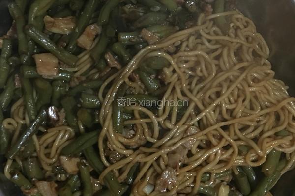 五花肉加蛇豆角闷面的做法图解3