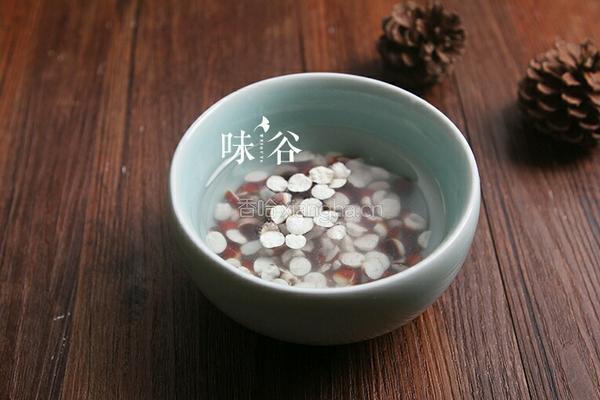 芡实莲子煲猪心的做法图解2