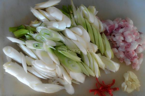 大葱炒肉的做法图解1