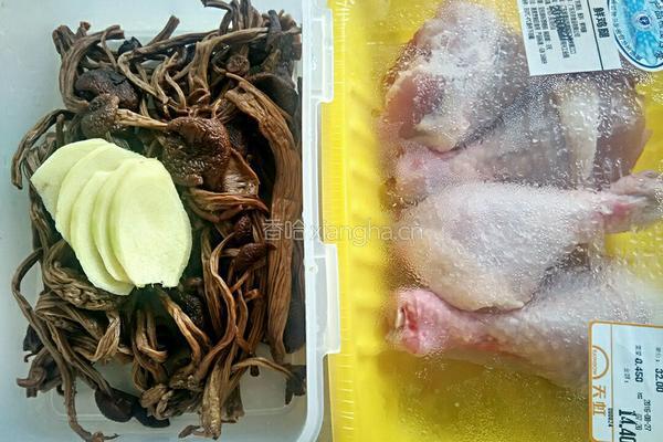 茶树菇鸡腿汤的做法图解2