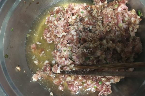 猪肉白菜馅饺子的做法图解3