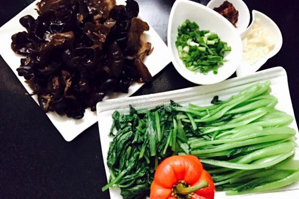 油菜炒木耳的做法图解1
