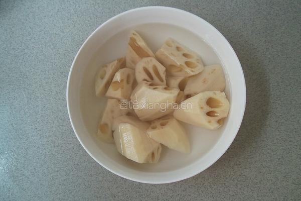 莲藕炖排骨的做法图解1
