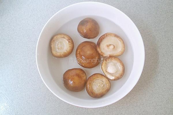 香菇滑鸡的做法图解1