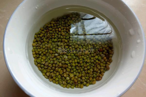 绿豆稀饭的做法图解1